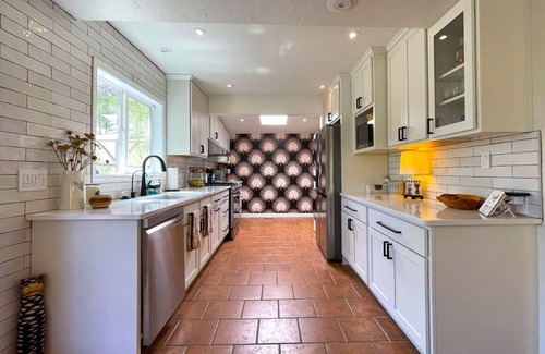 Ruidoso Cabina | Cabin in the treetops w/ Hot Tub & Culinary Garden