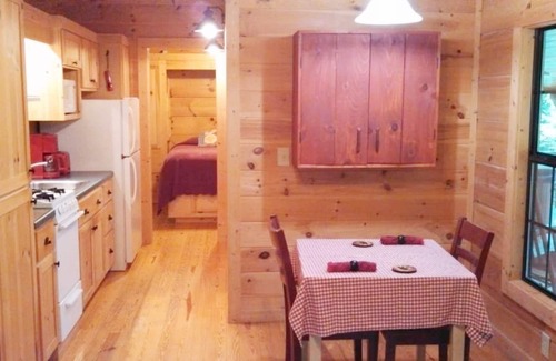 Hendersonville Cabina | Un romántico retiro rural de 1 dormitorio y 20 acres - Cerca de Asheville