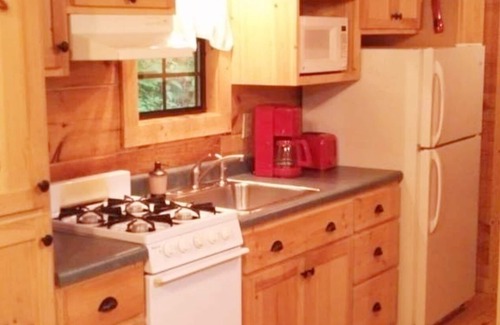 Hendersonville Cabina | Un romántico retiro rural de 1 dormitorio y 20 acres - Cerca de Asheville