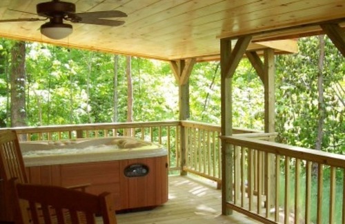 Hendersonville Cabina | Un romántico retiro rural de 1 dormitorio y 20 acres - Cerca de Asheville