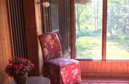 Guys Mills Cabina | Cabin in the Woods - off the grid with large pond nearby