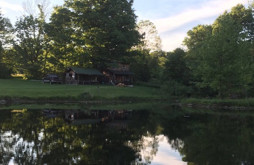 Guys Mills Cabina | Cabin in the Woods - off the grid with large pond nearby