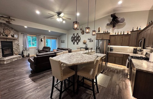 Iola Cabina | Cabin in the Woods-Sleeps 10!