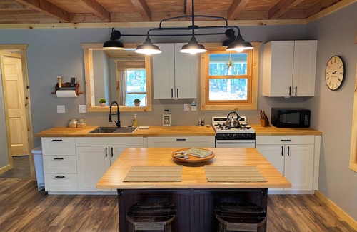 Coloma Cabina | Cabin in the woods with wrap around porch