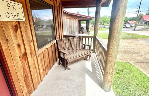 Mountain View Cabina | Cabin in town, walking distance to the courthouse square.