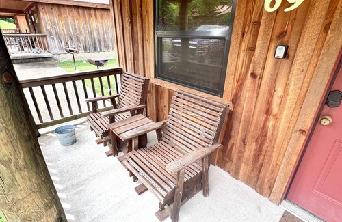 Mountain View Cabina | Cabin in town, walking distance to the courthouse square.