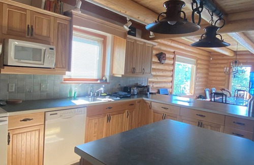 Deka Lake Cabina | Cabin / Lakehouse on Waterfront of Deka Lake