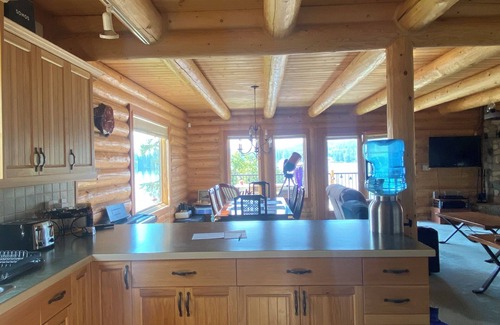 Deka Lake Cabina | Cabin / Lakehouse on Waterfront of Deka Lake