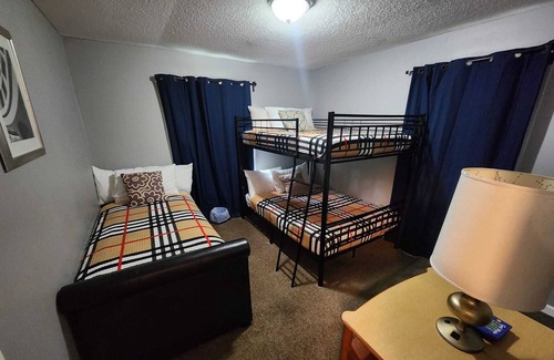 Frayser Casa | Cabin like over an acre of grounds lots of parking