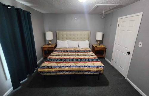 Frayser Casa | Cabin like over an acre of grounds lots of parking