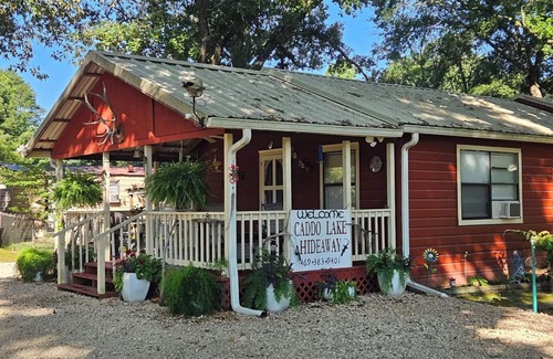 Karnack Cabina | Cabin like setting on secluded wooded property 5 minutes from Caddo Lake