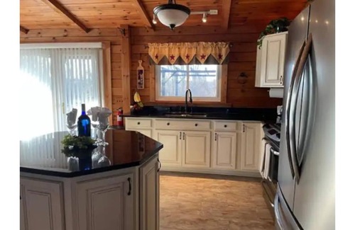 Geneva Cabina | Cabin minutes from Seneca lake! Fire pit, horse shoe pit, hot tub!