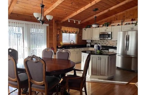 Geneva Cabina | Cabin minutes from Seneca lake! Fire pit, horse shoe pit, hot tub!