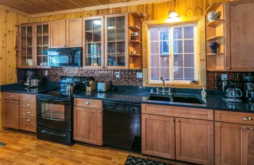 Fish Camp Casa | Cabin minutes from Yosemite