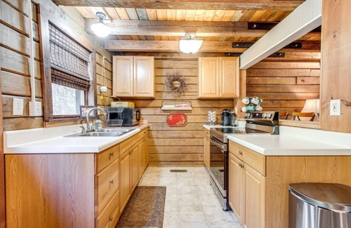 Franklin Apartamento | Gatlinburg-Style Cabin w/ Fire Pit Near Franklin