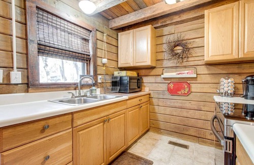 Franklin Apartamento | Gatlinburg-Style Cabin w/ Fire Pit Near Franklin