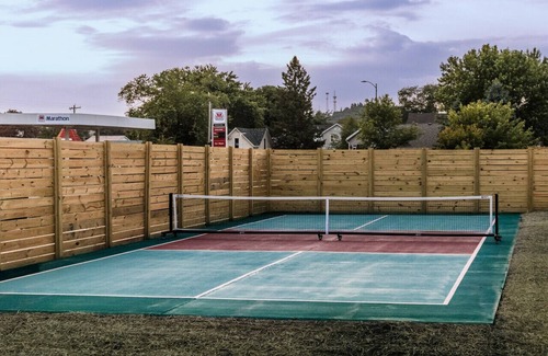 Bellevue Cabina | Cabin near Mississippi with Pickleball court - Froggy's Hideaway