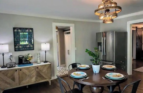 Altamont Cabina | Cabin Near Ski & Wineries. Mountain & meadow views, large lawn & your own creek!