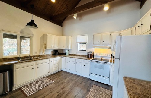 Osage Beach Cabina | Cabin No. 5 @ The Old Swiss Village - Lake View!