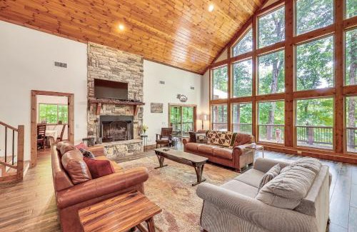 Golden Casa | Cabin on 23 Acres with Creek Access in Broken Bow