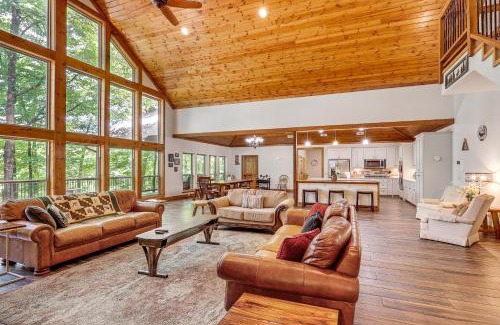 Golden Casa | Cabin on 23 Acres with Creek Access in Broken Bow