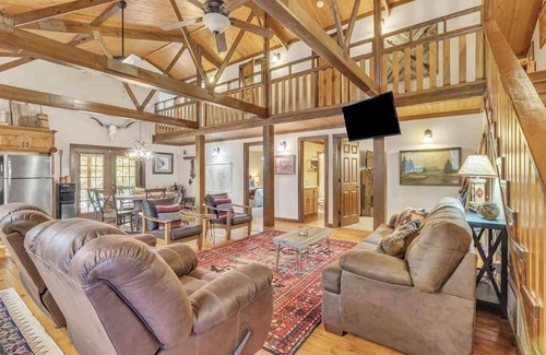Ponca City Cabina | Cabin on 50 acres, Only 5 Minutes to Ponca City! Hike, Hunt, or Just Relax