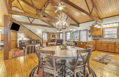 Ponca City Cabina | Cabin on 50 acres, Only 5 Minutes to Ponca City! Hike, Hunt, or Just Relax