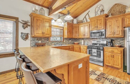 Ponca City Cabina | Cabin on 50 acres, Only 5 Minutes to Ponca City! Hike, Hunt, or Just Relax