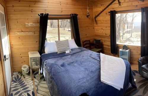 Winona County Cabina | Cabin on a cliff, with amazing view, and private hiking trails!