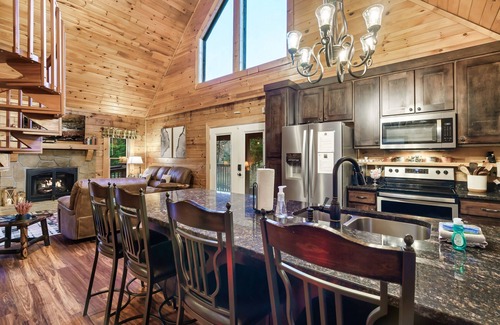 Sevierville Cabina | Creekside Lodge! 4mi To Dollywood, Newly Renovated