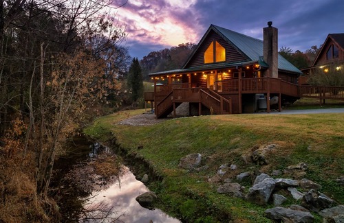 Sevierville Cabina | Creekside Lodge! 4mi To Dollywood, Newly Renovated