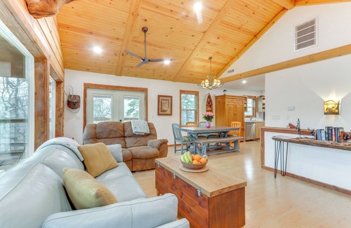 Rogers Cabina | Cabin on Beaver Lake w/ Views & Furnished Deck!