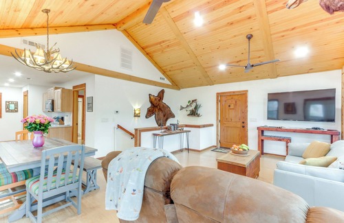 Rogers Cabina | Cabin on Beaver Lake w/ Views & Furnished Deck!