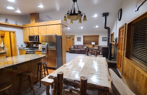 Irwin Cabina | Cabin on Creek W/fire pit close to Ski, boat, fishing, Hike with large game room