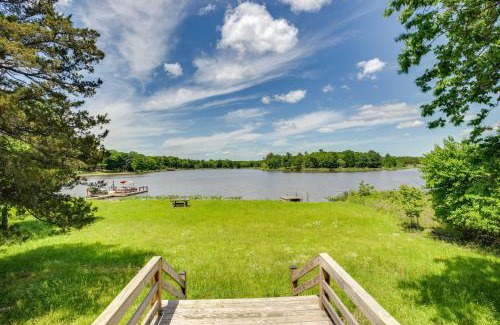 Fort Towson Casa | Cabin on Lake Raymond Gary with Dock, Grill and Views!