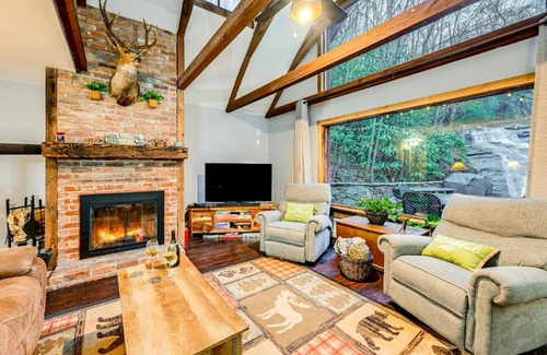 Franklin Casa | Cabin on Ledford Branch with Waterfall and Wading Pool