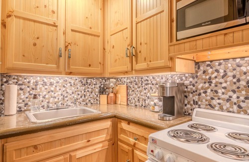 Red River Cabina | Cabin-on Main-1 Bed 1 Bath 1 SleepSofa Pet w/ Fee