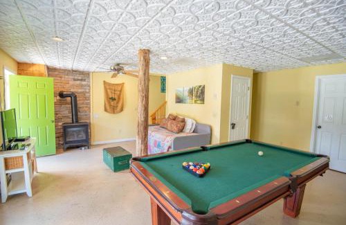 Piney Creek Casa | Cabin on New River, Fire Pit, Dogs OK, Hot Tub with VIEWS - Sleeps 10