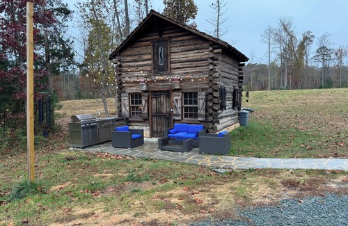 Chapel Hill Cabina | Cabin on Pond and Vineyard next to Aging Cave