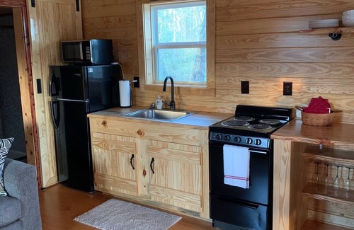 Hubert Cabina | Cabin on Queens Creek