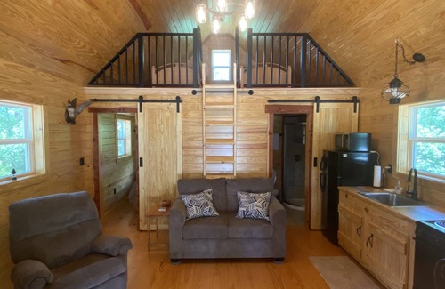 Hubert Cabina | Cabin on Queens Creek