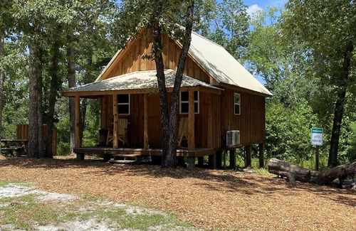 Hubert Cabina | Cabin on Queens Creek