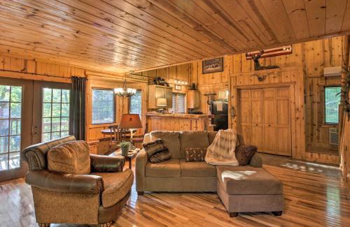 Blue Eye Casa | Cabin on Table Rock Lake with Hot Tub and Fire Pit!