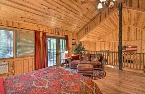 Blue Eye Casa | Cabin on Table Rock Lake with Hot Tub and Fire Pit!