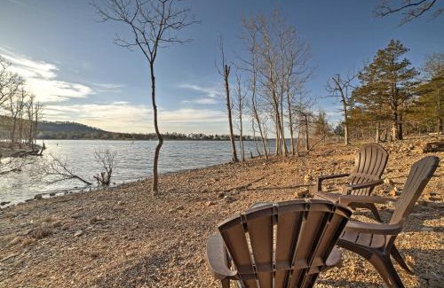 Blue Eye Casa | Cabin on Table Rock Lake with Hot Tub and Fire Pit!