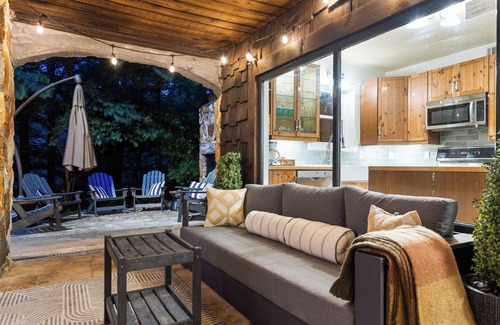Morganton Cabina | Cabin on the Lake! Hot Tub, Fire-pit, Kayaks & Stunning Lake Views! Pet-Friendly