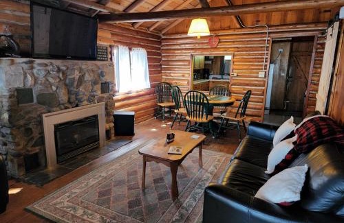 Williamsburg Casa | Cabin on the Lake