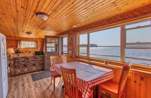 Gordon Cabina | Cabin on the Lake w/ 6-Beds - Northwoods - Complimentary Dock - Pets ok