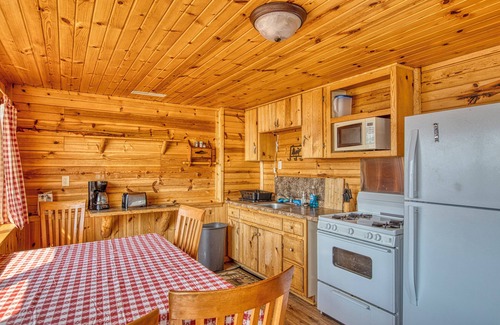 Gordon Cabina | Cabin on the Lake w/ 6-Beds - Northwoods - Complimentary Dock - Pets ok