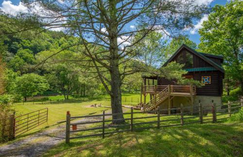 Lansing Casa | Cabin on the New River with Easy Steps to the River,Hot Tub, Fire Pit